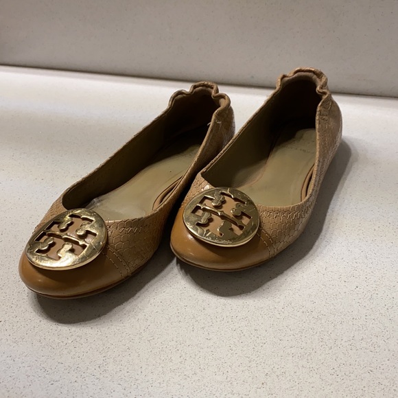 Tan Tory Burch flats with gold emblem - Picture 2 of 8